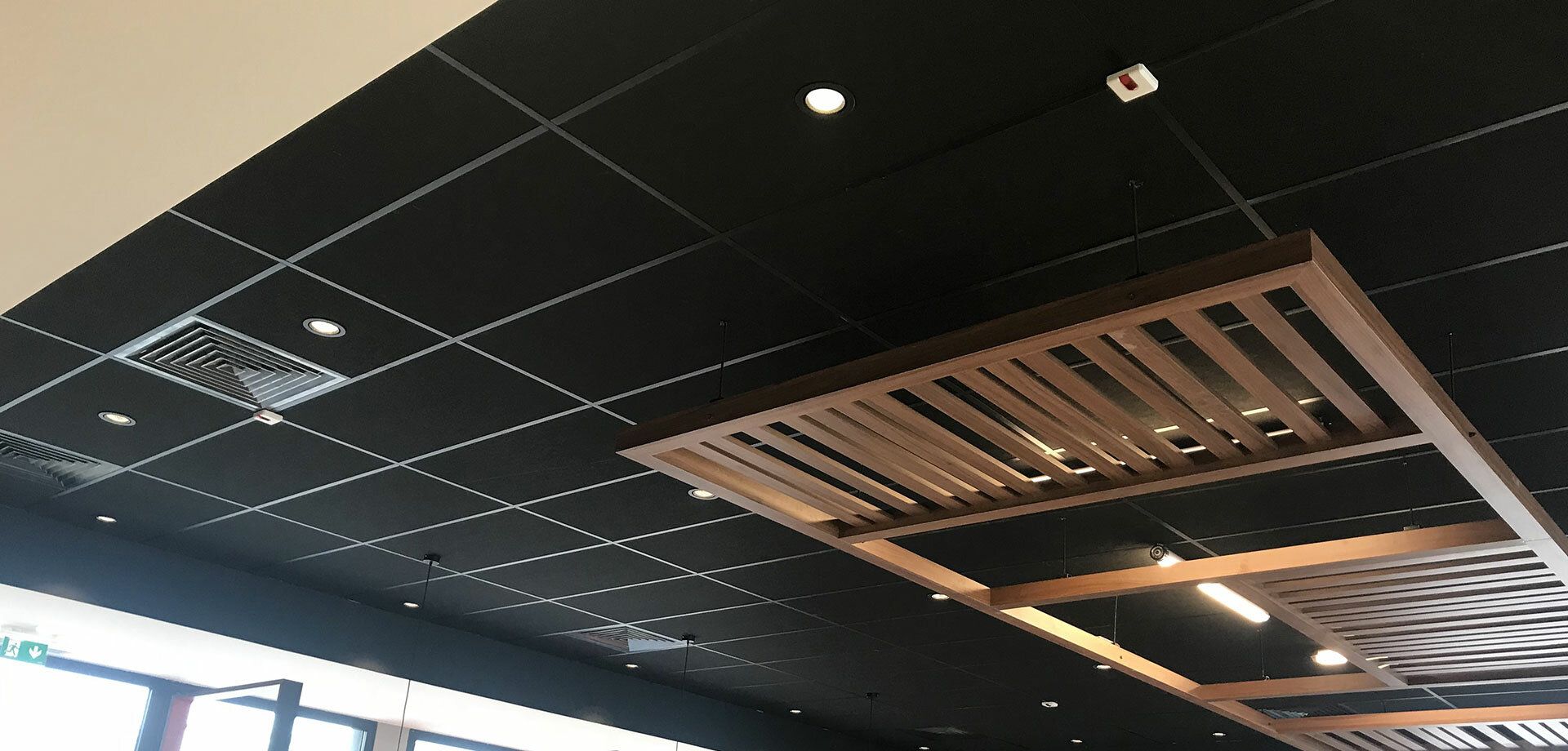 Faux-plafond noir avec caissons décoratifs en bois réalisé par la SARL APPICE